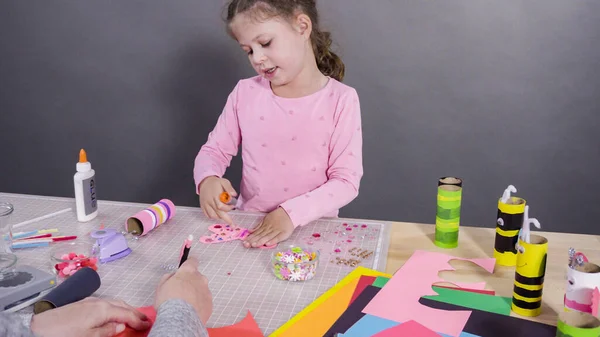 Papelaria Infantil Fazendo Insetos Papel Partir Dos Rolos Papel Higiênico — Fotografia de Stock