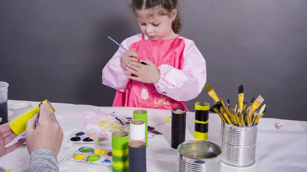 子供の紙工芸品 紙の虫を作成するためにアクリル塗料で空のトイレタリーペーパーロールをペイント — ストック写真