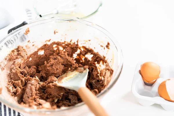 Смешивание Ингредиентов Миске Смешивания Стекла Испечь Шоколадное Печенье — стоковое фото