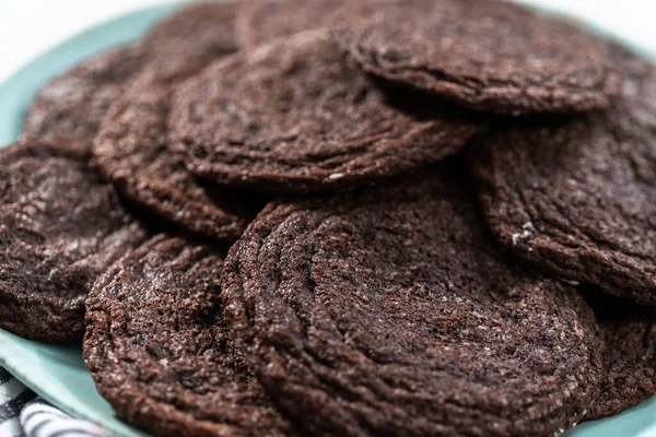 Vers Gebakken Chocoladekoekjes Een Blauw Bord — Stockfoto