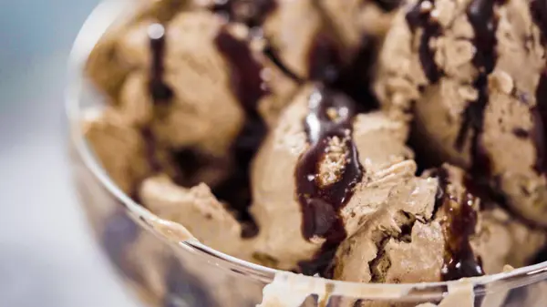 Yapımı Çikolatalı Dondurma Cam Bir Dondurma Kasesinde Çikolatayla Süslenmiş — Stok fotoğraf