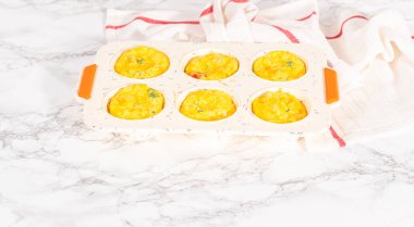 Fırından yeni çıkmış pastırma ve peynirli kek..