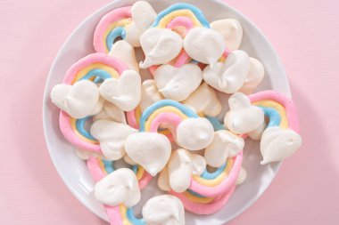 Gurme tek boynuzlu at teması pembe arka planda patlıyor..