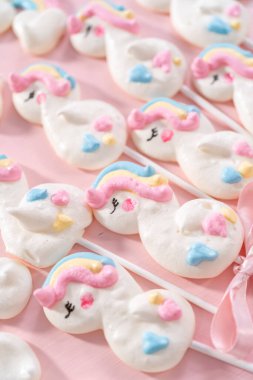 Gurme tek boynuzlu at teması pembe arka planda patlıyor..