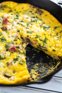 Fırınlanmış ıspanak ve jambonlu frittata dökme demir tavada..