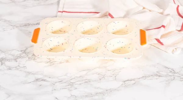 Fyllning Silikon Muffin Pan Med Ingredienser För Att Baka Bacon — Stockfoto