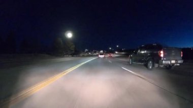Denver, Colorado, ABD-13 Ocak 2020 - Amerika 'nın banliyölerinde geceleri tipik asfalt yollarda sürüş.