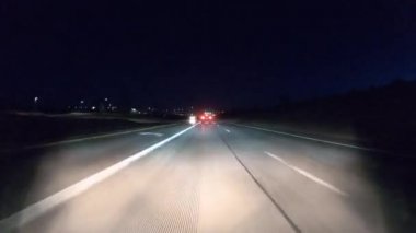 Denver, Colorado, ABD-13 Ocak 2020 - Amerika 'nın banliyölerinde geceleri tipik asfalt yollarda sürüş.