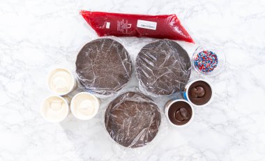 Denver, Colorado, ABD-22 Mayıs 2021. Beyaz çikolata yıldızlı 4 Temmuz çikolatalı keki hazırlamak için gerekli malzemeler..