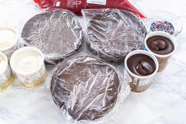 Denver, Colorado, ABD-22 Mayıs 2021 - Beyaz çikolata yıldızlı 4 Temmuz çikolatalı pasta hazırlamak için gerekenler.