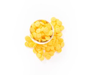 Düz yatıyordu. Eriyen çikolata şekilleri için sarı yuvarlak çikolata parçaları..