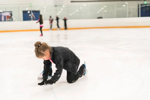 Jeune Patineur Artistique Jouant Sur Patinoire Intérieure — Photo