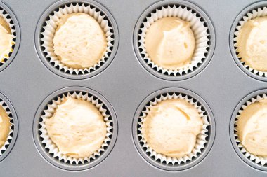 Vanilyalı kek pişirmek için kek hamurunu kek kalıbıyla kaplayıp kapkek kalıbına koymak..