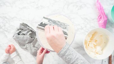 Düz yatıyordu. Adım adım. Beyaz İtalyan kremalı, yuvarlak funfetti keki..