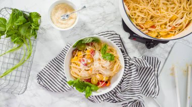 Düz yatıyordu. Adım adım. Beyaz makarna tabağına bir kap makarna servis ediyorum..