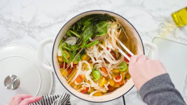 Düz yatıyordu. Adım adım. Maden işlemeli, dökme demir bir fırında makarna tarifi pişiriyorum..