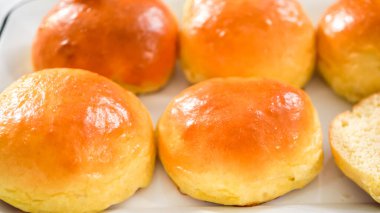 Adım adım. Taze pişmiş çörekler metal servis tepsisinde.