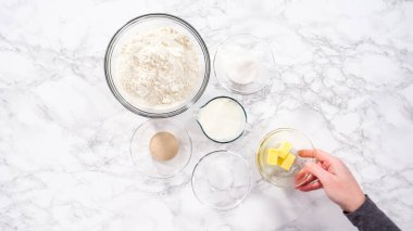 Düz yatıyordu. Adım adım. Mutfak masasında çörek pişirmek için gerekli malzemeler..