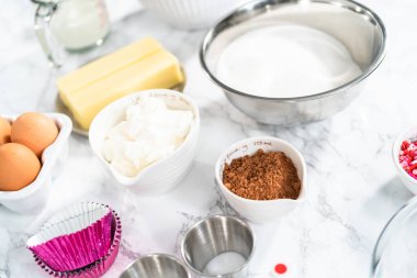 Kırmızı kadife kek pişirmek için gerekli malzemeler..