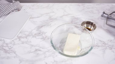 Adım adım. Krem peynirli krema hazırlamak için mutfak mikserinin malzemelerini karıştırıyorum..