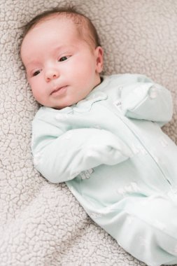 Yeni doğmuş bir bebeğin yaşam tarzı portresi, üç haftalık bir kız bebek..
