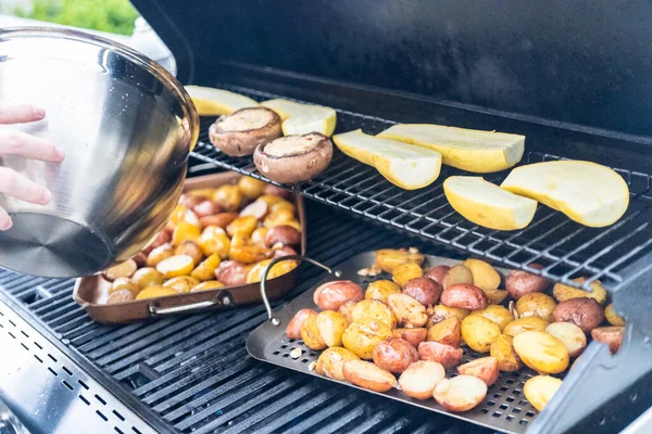 Grillaaminen Pieniä Perunoita Viipaleita Valkosipulia Ulkona Kaasu Grilli — kuvapankkivalokuva