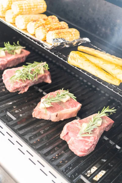 Grillen Von New Yorker Steak Mit Einer Scheibe Butter Und — Stockfoto