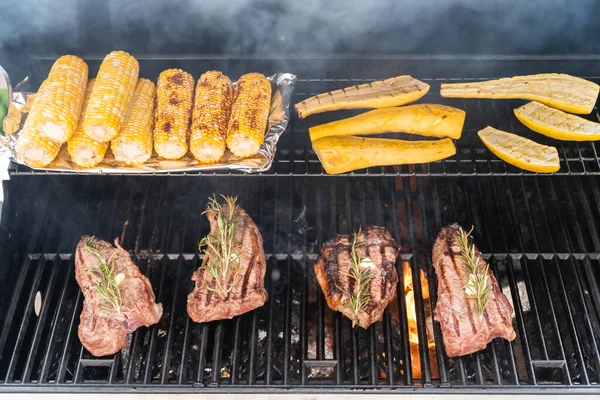 Grillning New York Biff Med Skiva Smör Och Rosmarin Utomhus — Stockfoto