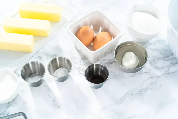 Zutaten Zum Backen Von Vanille Cupcakes Auf Einer Marmorarbeitsplatte — Stockfoto