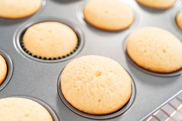 Cooling Freshly Baked Vanilla Cupcakes Drying Rack — Stock Photo, Image