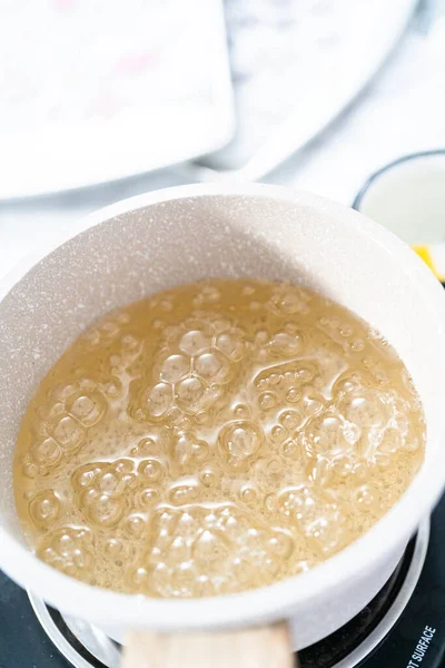 Sucre Caramélisant Dans Une Casserole Pour Faire Des Sucettes Maison — Photo