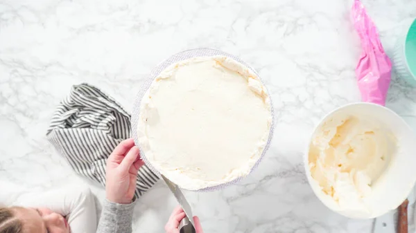 평평하게 차근차근 흰머리 버터크림 케이크 — 스톡 사진