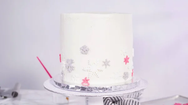 Krok Kroku Dekorowanie Okrągłego Ciasta Funfetti Różowymi Białymi Płatkami Śniegu — Zdjęcie stockowe
