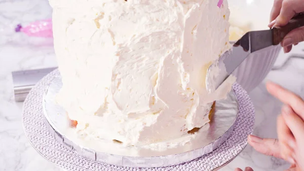 Adım Adım Beyaz Talyan Kremalı Yuvarlak Funfetti Keki — Stok fotoğraf
