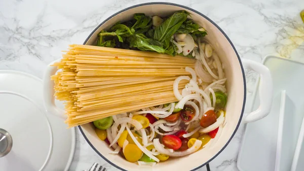 Berbaringlah Langkah Demi Langkah Memasak Pada Resep Pasta Pot Dalam — Stok Foto