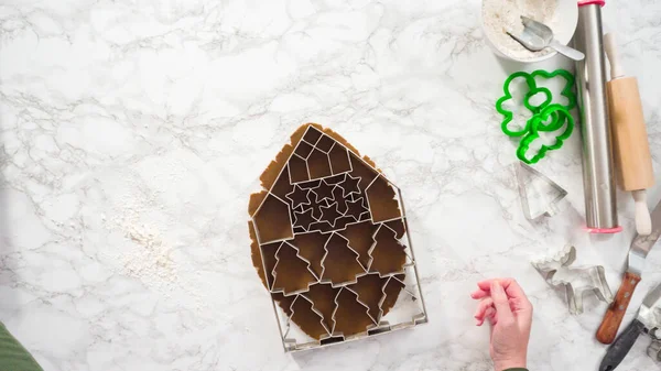 Berbaringlah Langkah Demi Langkah Memotong Bentuk Dengan Pemotong Kue Natal — Stok Foto