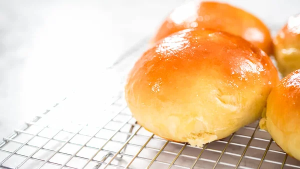 Passo Passo Resfriamento Pães Brioche Recém Assados Rack Refrigeração Cozinha — Fotografia de Stock