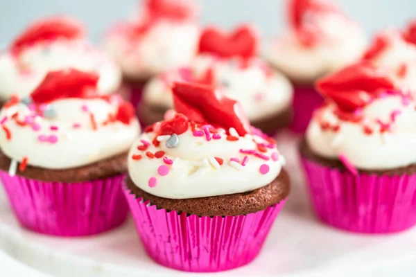 Červené Sametové Cupcakes Smetanovým Sýrem Polevou Zdobí Srdce Polibek Tvaru — Stock fotografie