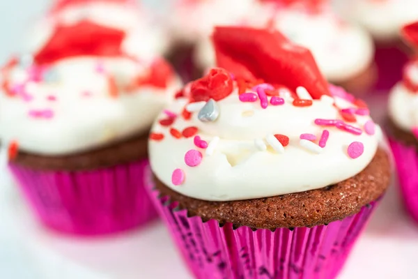 Bolinhos Veludo Vermelho Com Cobertura Queijo Creme Decora Com Coração — Fotografia de Stock