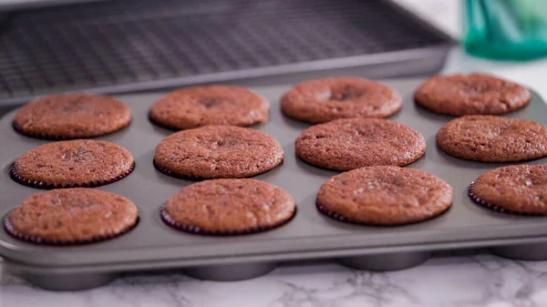 Stap Voor Stap Koelen Van Rode Fluwelen Cupcakes Een Keukendroogrek — Stockfoto