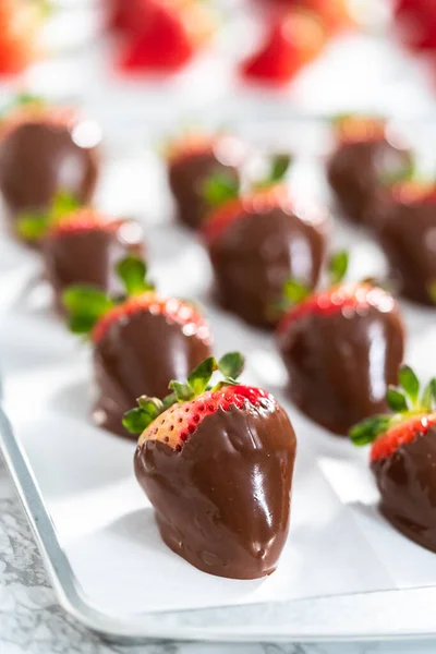 Witte Pure Chocolade Gedopte Aardbeien Maken — Stockfoto