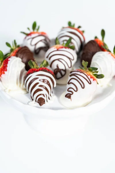 Weiße Und Dunkle Schokolade Eingetauchte Erdbeeren Auf Einem Weißen Kuchenstand — Stockfoto