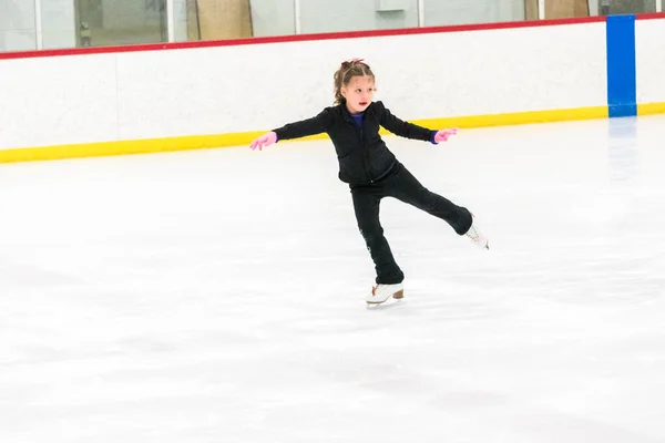 Küçük Patenci Sabah Artistik Patinaj Antrenmanında Elementlerini Çalışıyor — Stok fotoğraf