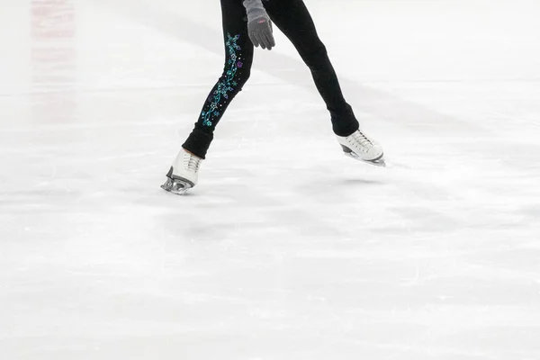 フィギュアスケート練習でフィギュアスケートの足のビュー — ストック写真