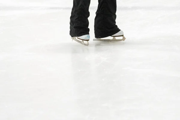 Blick Auf Die Füße Des Eiskunstlauf Trainers Bei Der Eiskunstlaufstunde — Stockfoto