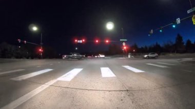 Amerika 'nın banliyölerinde tipik asfalt yollarda araba sürmek.