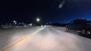 Amerika 'nın banliyölerinde tipik asfalt yollarda araba sürmek.