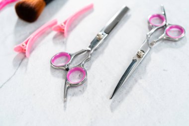 Gri arkaplanda yeni berber pembe makas.