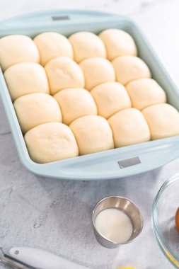 Pişirme tavasında kızaran yemek ruloları.