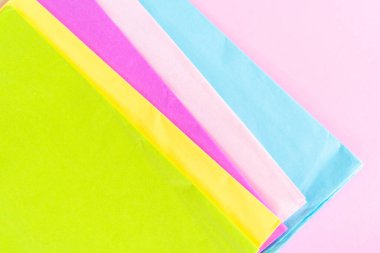 Düz yatıyordu. Tuvalet kağıdı rulosundan tek boynuzlu at yapmak ve el işi kağıt yapmak..